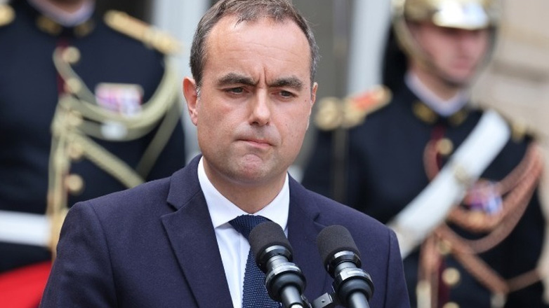 Γαλλία: Ο νέος πρωθυπουργός αποσύρει την κατάργηση των δύο αργιών από το σχέδιο του προϋπολογισμού