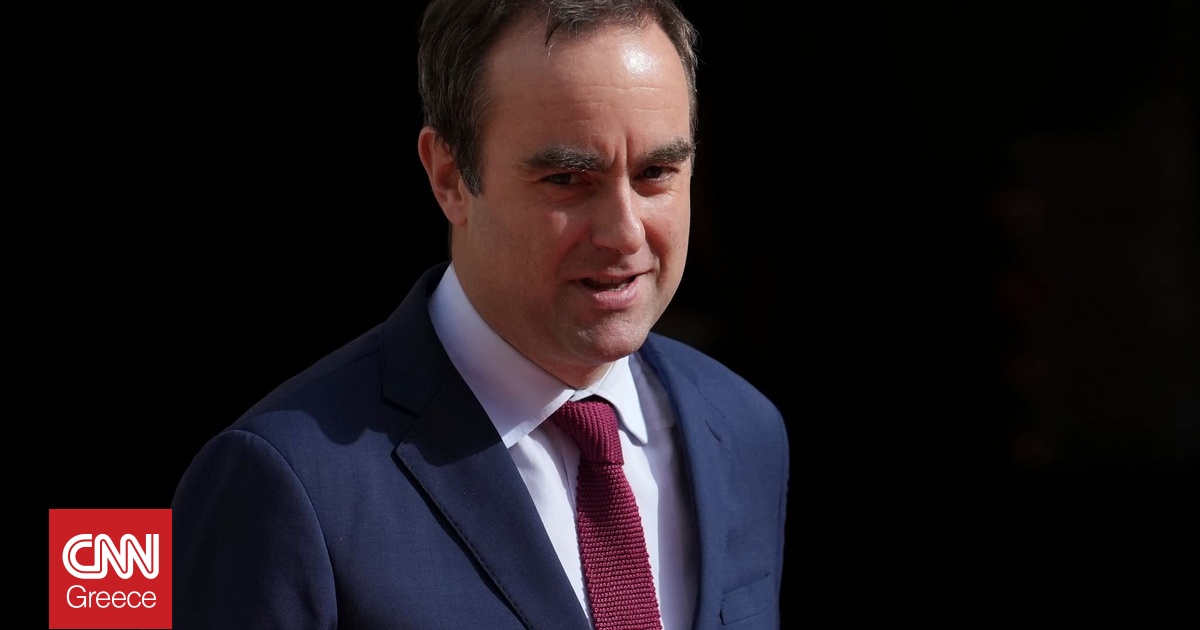 Ο Λεκορνί αποσύρει το σχέδιο Μπαϊρού για περικοπή δύο αργιών