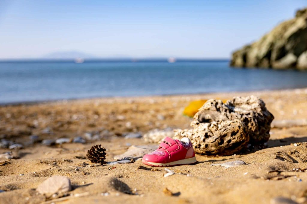 Λέσβος: 75 τόνους απορρίμματα περισυνέλεξε το πλοίο “Τυφώνας” – Ανάμεσά τους λέμβοι, μηχανές και σωσίβια, “αποτύπωμα” των μεταναστευτικών ροών