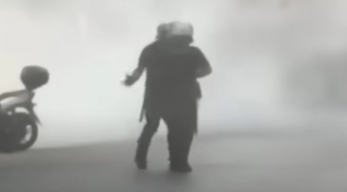 Σφαλιάρα ΜΑΤατζή σε συνάδελφό του σε πορεία για τον Παύλο Φύσσα