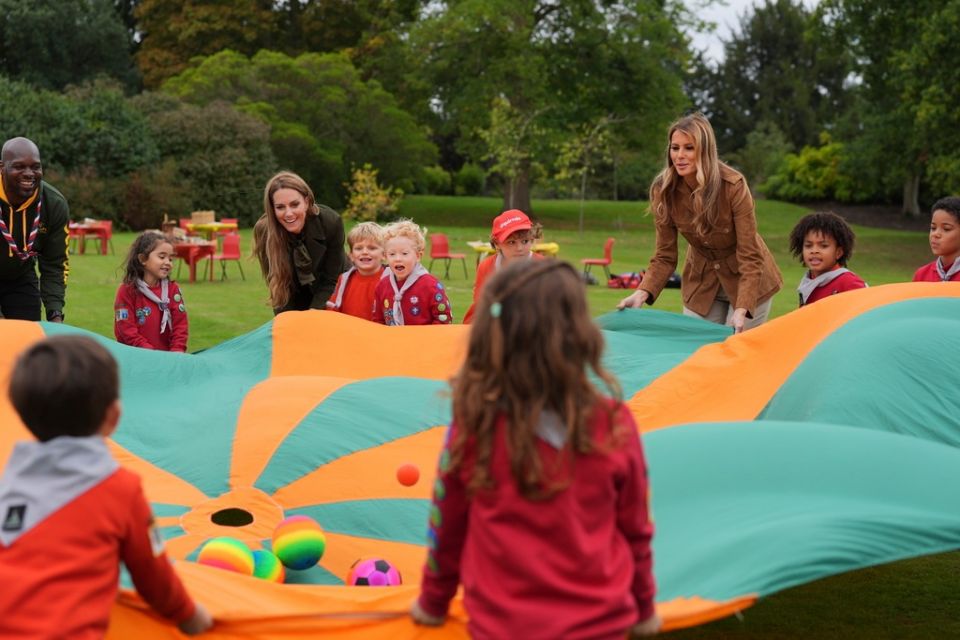Μελάνια και Κέιτ έγιναν για λίγο… παιδιά στο κάστρο του Ουίνδσορ – Γιατί έδωσαν ως δώρο μέλι