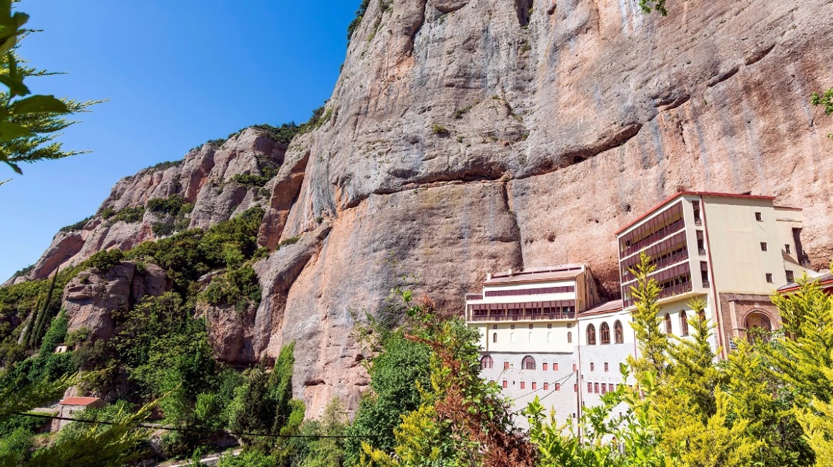Συνελήφθη ο ηγούμενος της Μονής Σπηλαίου- Ετοιμαζόταν να πουλήσει εικόνες κι Ευαγγέλια του 18ου αιώνα για €200.000