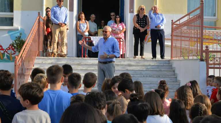 Χτύπησε το πρώτο κουδούνι: Ο Δήμαρχος Θόδωρος Μουριάδης στους αγιασμούς σχολείων της Καβάλας [φωτογραφίες]