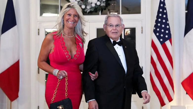 Η σύζυγος του Μπομπ Μενέντεζ καταδικάστηκε σε 4,5 χρόνια φυλάκιση