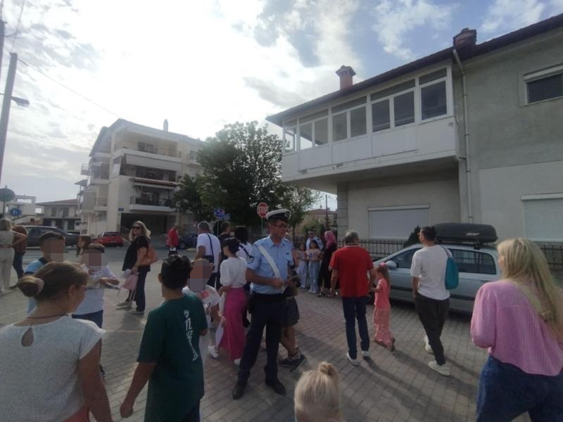 Ενημερωτικά φυλλάδια για την οδική ασφάλεια από την Τροχαία σε σχολεία της Κοζάνης – Δείτε φωτογραφίες & βίντεο