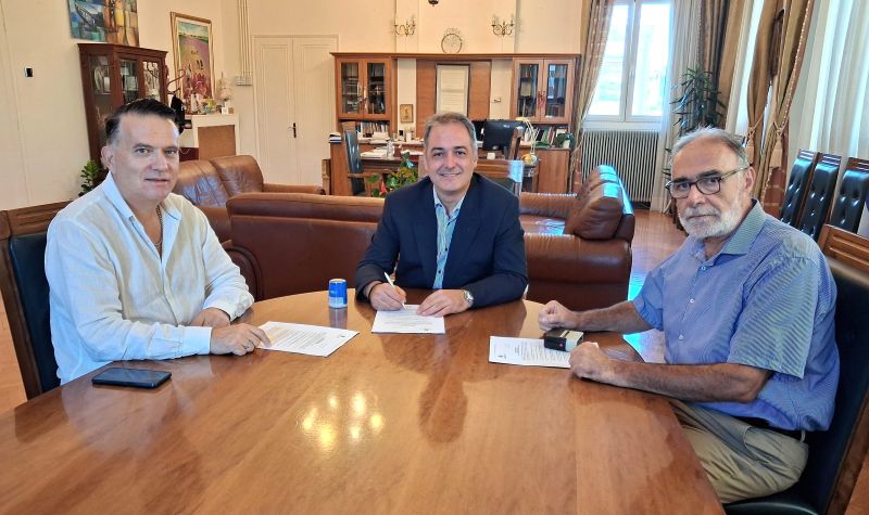 Γιάννης Κοκκαλιάρης: «Κάθε μέρα κάνουμε πράξη ότι υποσχεθήκαμε» – Υπογραφή σύμβασης για το έργο συντήρησης όλων των παιδικών χαρών του Δήμου Κοζάνης