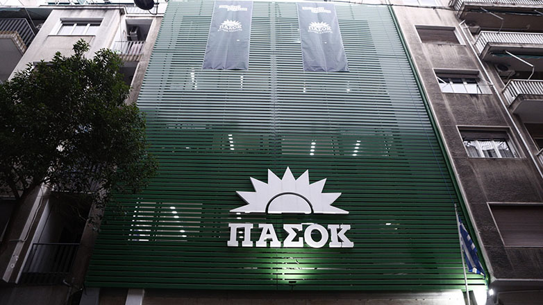 ΠΑΣΟΚ για Τσίπρα: «Κάποτε μιμούνταν τη φωνή του Ανδρέα, τώρα κλέβει ατάκες από τα δελτία τύπου μας»