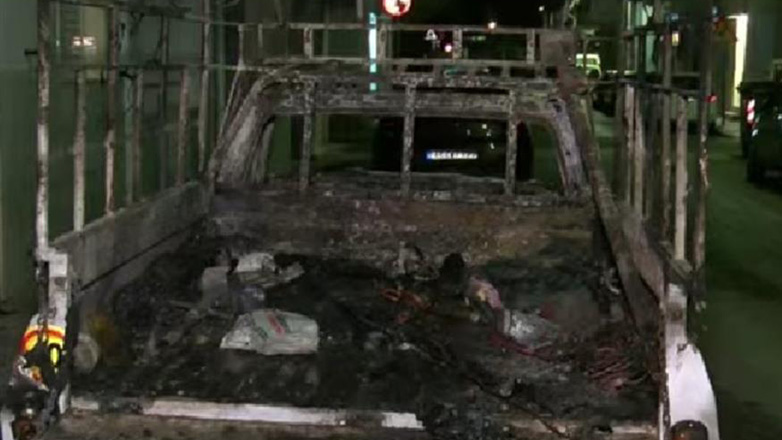 Πειραιάς: Άγνωστοι έβαλαν φωτιά σε οχήματα