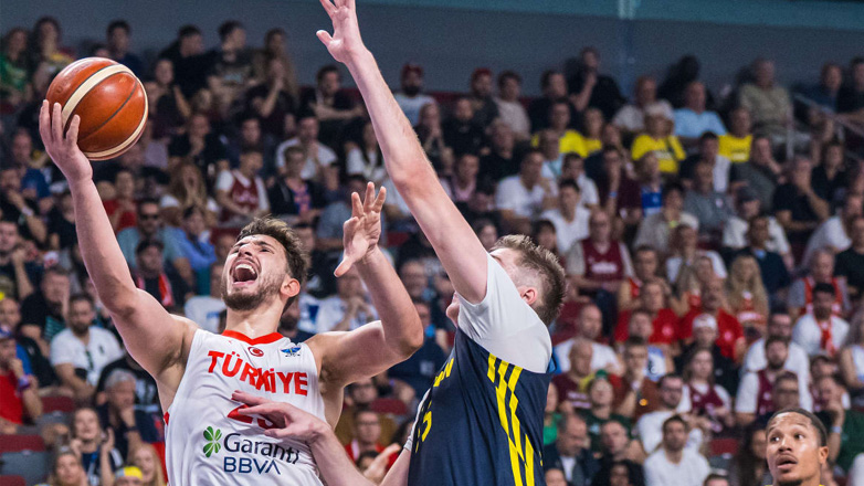 Ευρωμπάσκετ 2025: Aγχωτική πρόκριση για την Τουρκία, 85-79 τη Σουηδία