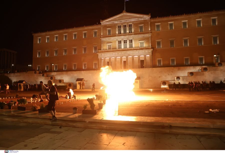 Πεδίο μάχης το Σύνταγμα – Τέσσερις συλλήψεις 25 προσαγωγές (VIDEO)