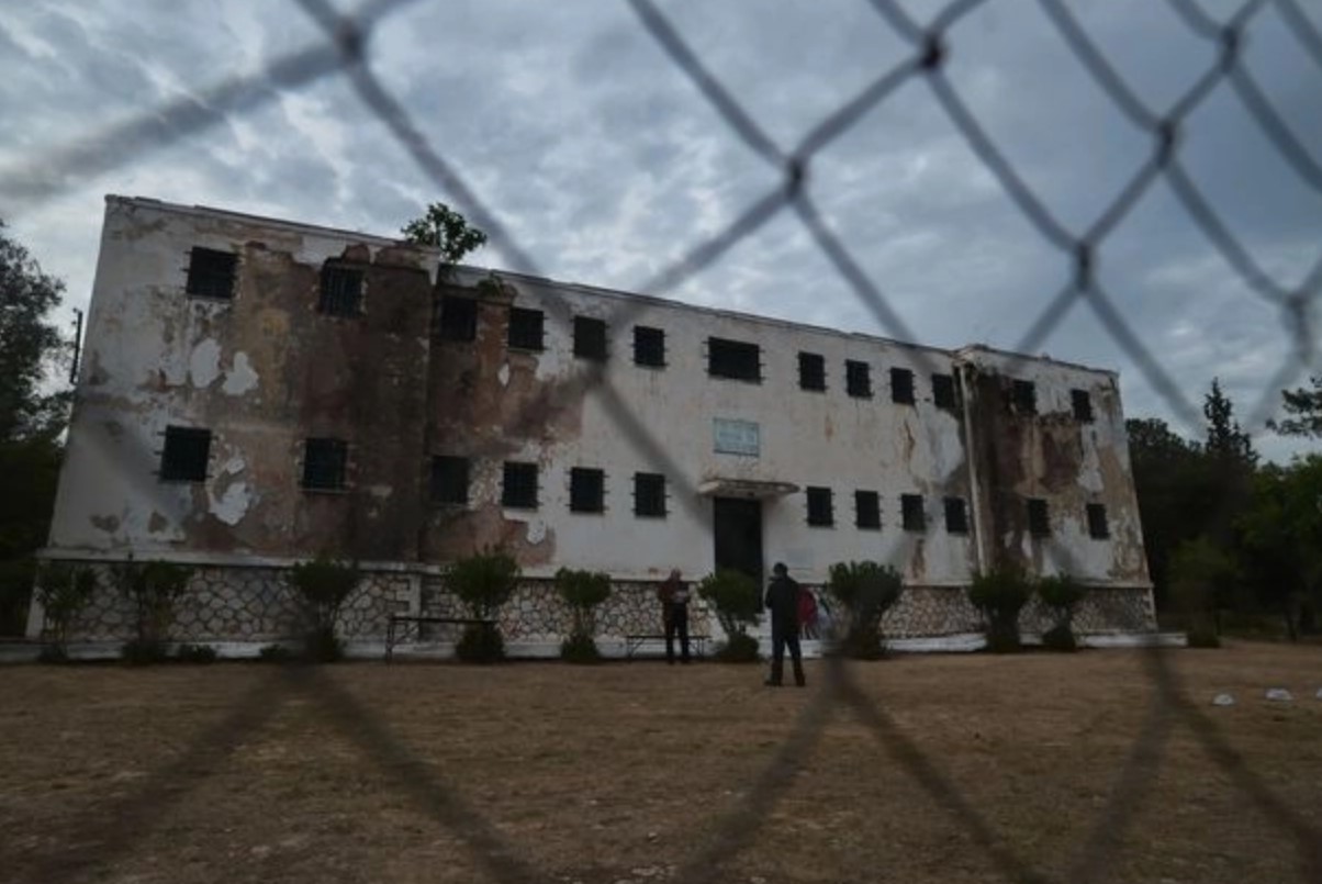 Σε αυτά τα τρία στρατόπεδα στην Ελλάδα θα χτιστούν 2.000 διαμερίσματα