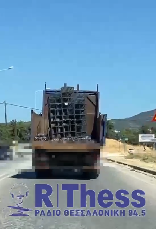 Θεσσαλονίκη: «Χύμα» σκαλωσιές στην καρότσα φορτηγού (VIDEO)