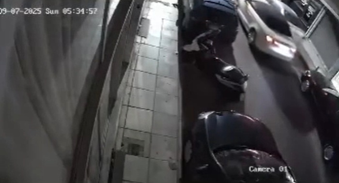 Θεσσαλονίκη: Τράκαρε δυο σταθμευμένα ΙΧ και έφυγε (VIDEO)