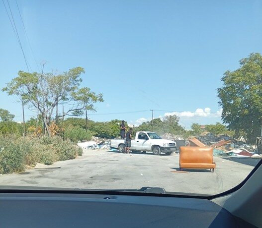 Θεσσαλονίκη: Τους έπιασαν να πετούν μπάζα κοντά στα ΚΤΕΛ «Μακεδονία» (PHOTOS)