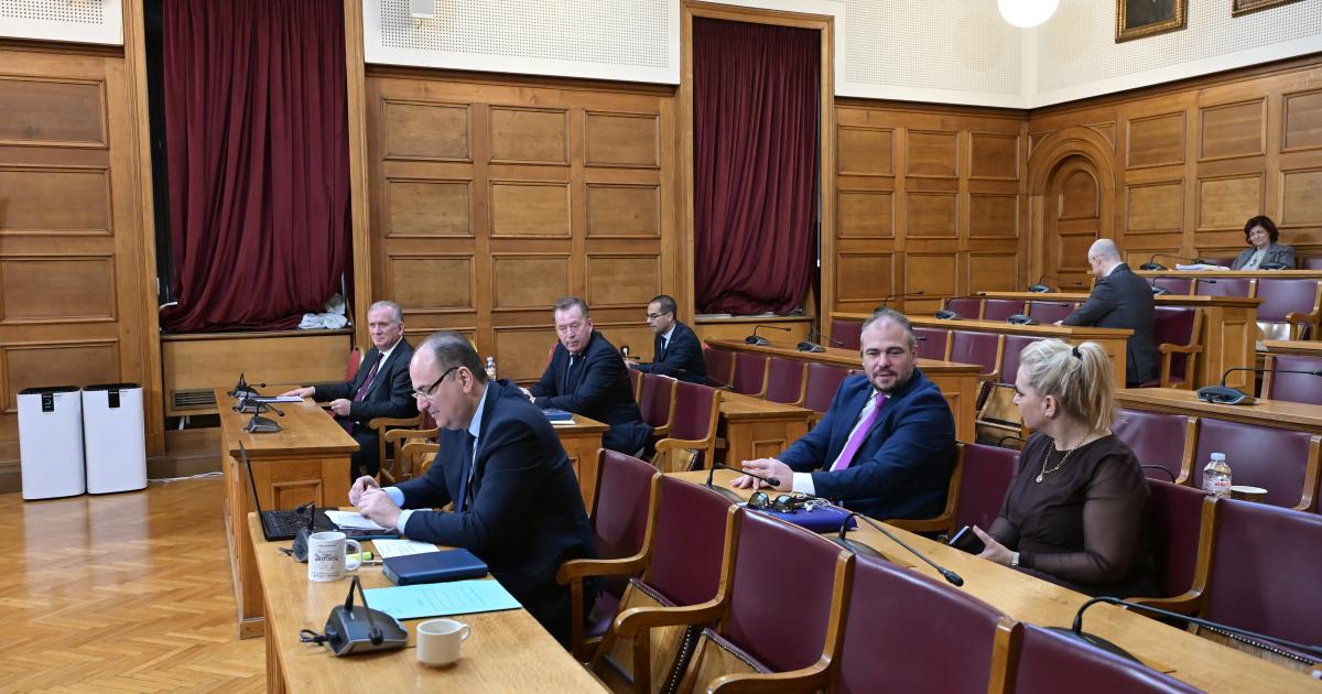 ΟΠΕΚΕΠΕ: Δεν προσήλθε στην Εξεταστική ο “Φραπές” – Επικαλείται το δικαίωμα της σιωπής – Δείτε live