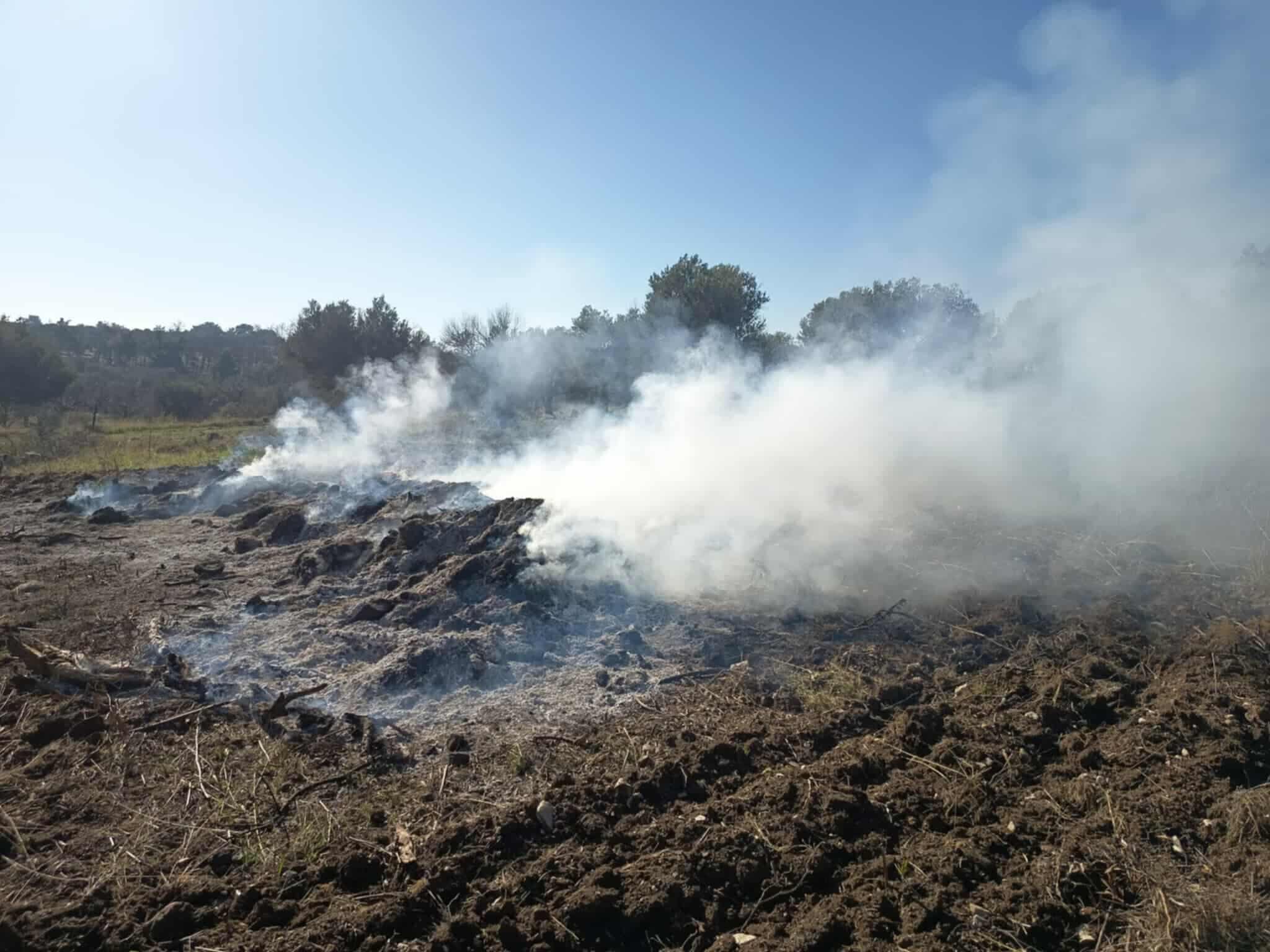 Λέσβος: Κινητοποίηση της Πυροσβεστικής για καύση ξύλων στον εκκλησάκι των Εισοδίων της Θεοτόκου