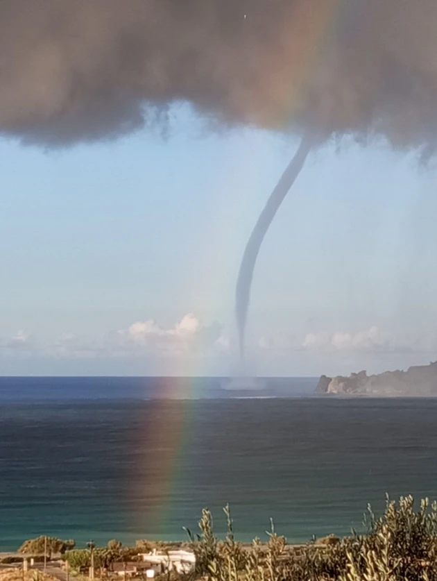 Εντυπωσιακός υδροστρόβιλος σχηματίστηκε στον Πλακιά!
