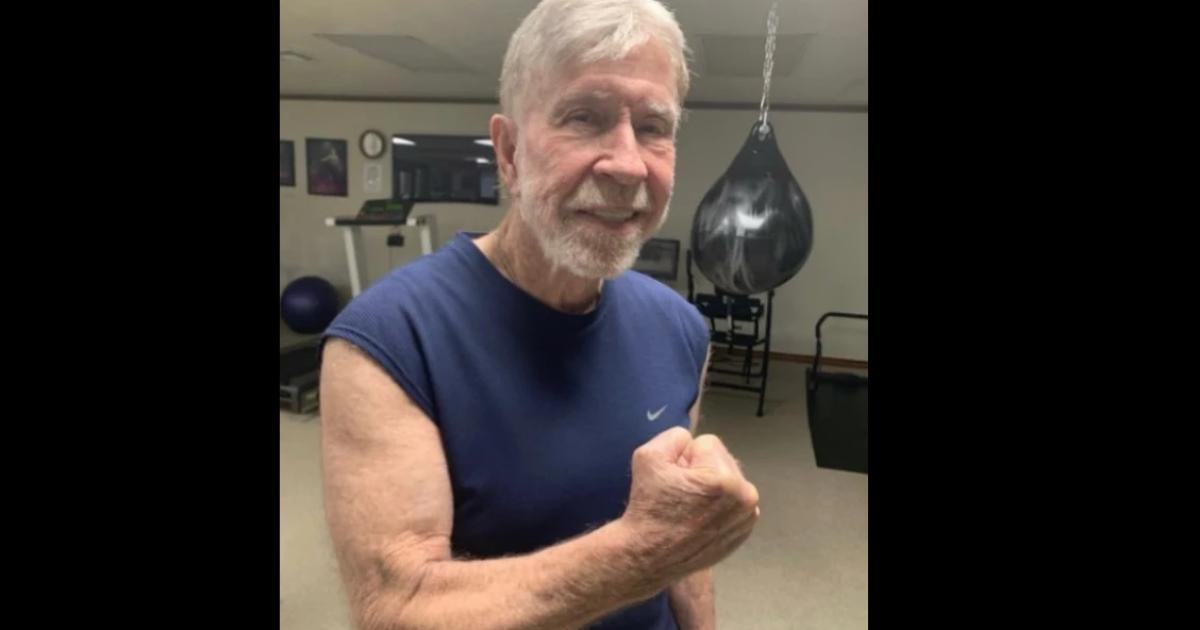 Ο 85χρονος Τσακ Νόρις δε σταματάει το γυμναστήριο!