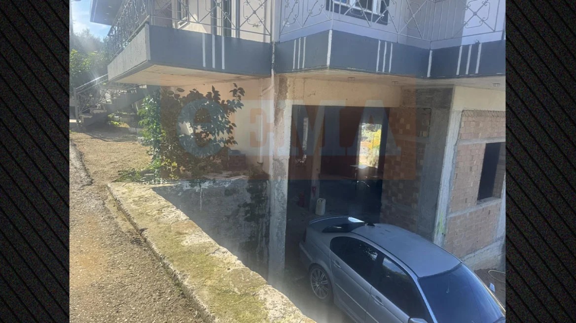 Ο 25χρονος πήρε αγκαλιά τον 3χρονο για να πάνε βόλτα, χτύπησε σε μπαλκόνι, ζαλίστηκε και έπεσαν μαζί