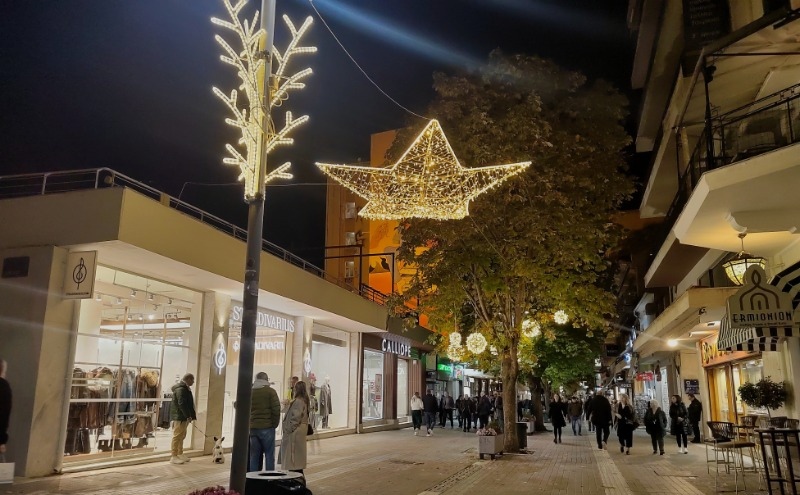 Η Κοζάνη «φοράει τα γιορτινά της» – Ξεκίνησε ο φετινός χριστουγεννιάτικος στολισμός – Δείτε φωτογραφίες