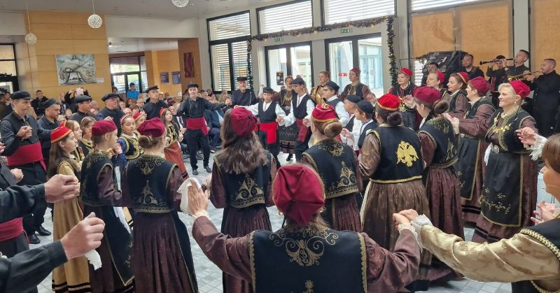 Η «Κόζιανη» τίμησε δύο δεκαετίες πολιτισμού – Μια παράσταση γεμάτη ιστορίες και παράδοση – Δείτε φωτογραφίες & βίντεο