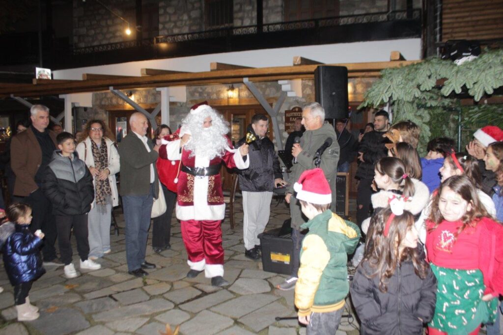 Άναμμα Χριστουγεννιάτικου Δέντρου στην Ελάτη με μουσικές, ευχές και βεγγαλικά (φωτο)