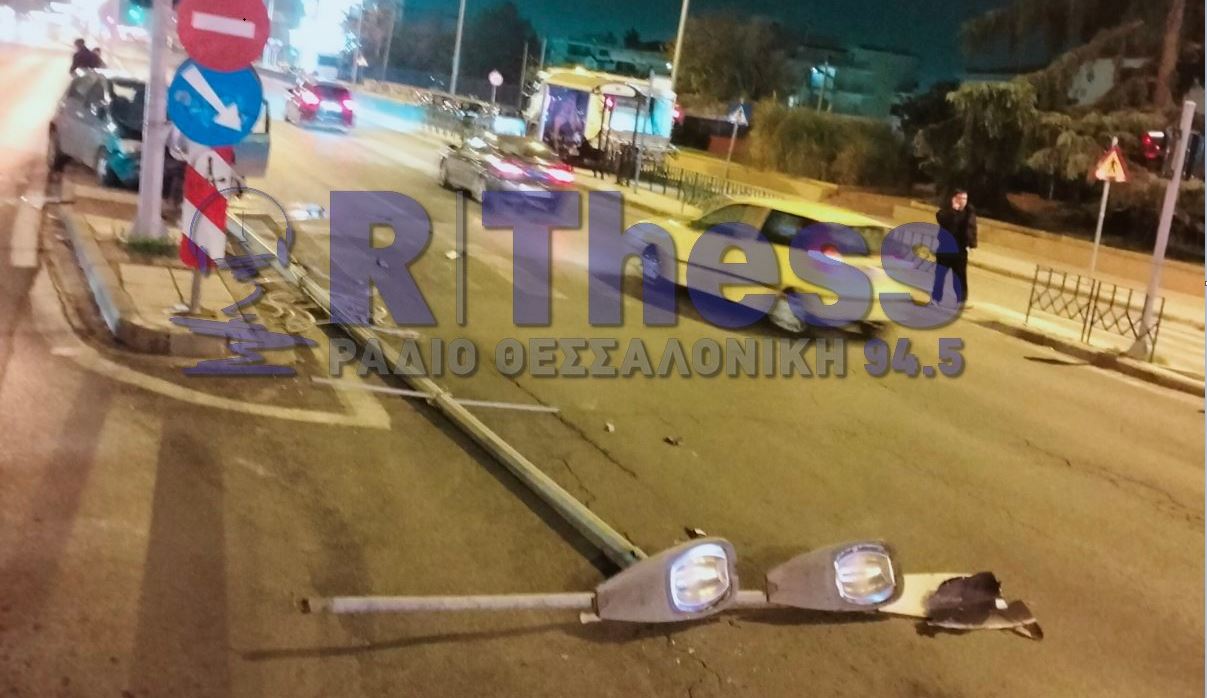 ΙΧ έριξε κολόνα φωτισμού στην Λεωφ. Μίκη Θεοδωράκη στη Θεσσαλονίκη