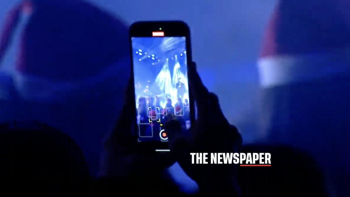 Βόλος: Στη σκηνή ο Θοδωρής Φέρρης – Καθήλωσε τους Βολιώτες που έχουν κατακλύσει τη παραλία (φώτο)